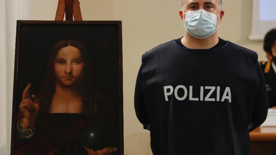 18.01.2021 - Um policial ao lado do "Salvator Mundi" recuperado em um apartamento em Nápoles (Itália) - KONTROLAB/LightRocket via Getty Images