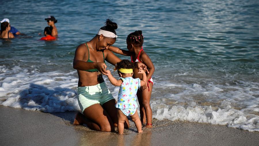 Cubanos celebraram o retorno às praias de Havana nas altas temperaturas, um hábito muito apreciado na ilha - AFP
