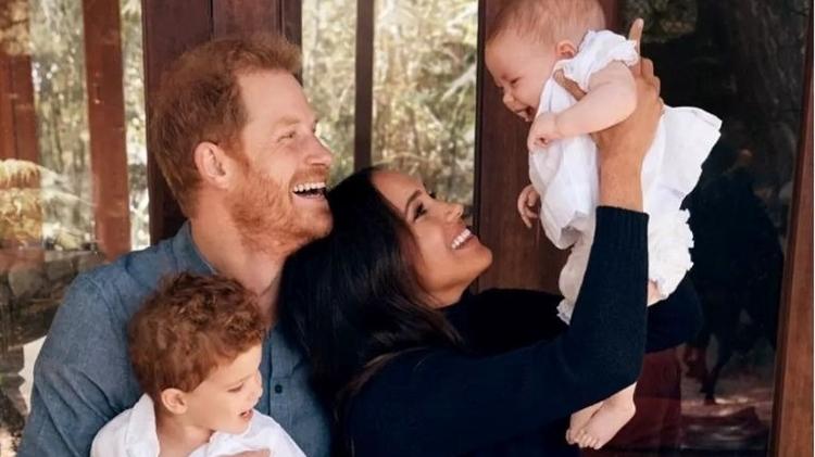 Harry e Meghan com os filhos, Archie e Lilibet