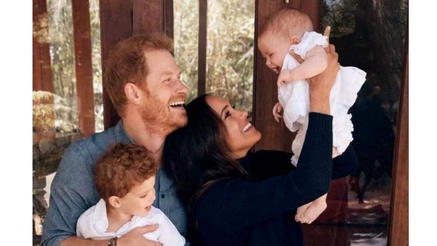 Harry e Meghan com os filhos, Archie e Lilibet - Reproduçao/Instagram @alexilubomirski