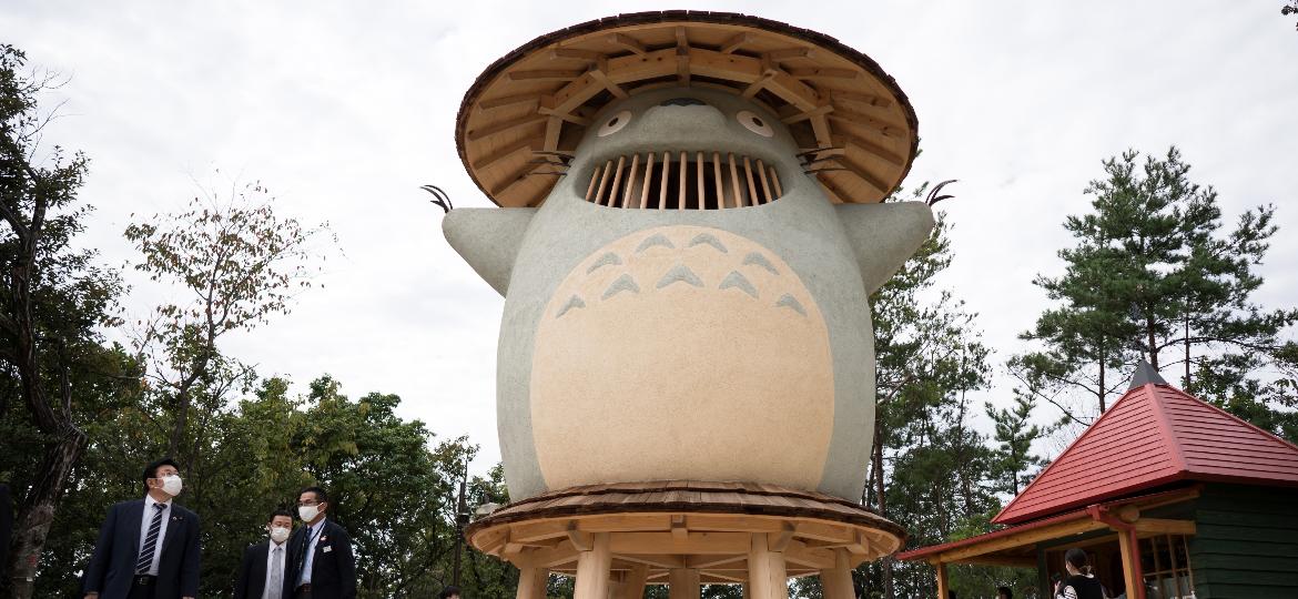 A estátua de Totoro sinaliza a entrada na "Dondoko Forest" do Ghibli Park - Tomohiro Ohsumi/Getty Images