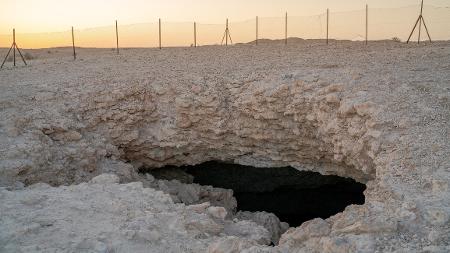 No Qatar, caverna profunda 'engole' turistas e é lar da 'rosa do deserto' - 12/11/2022 - UOL Nossa