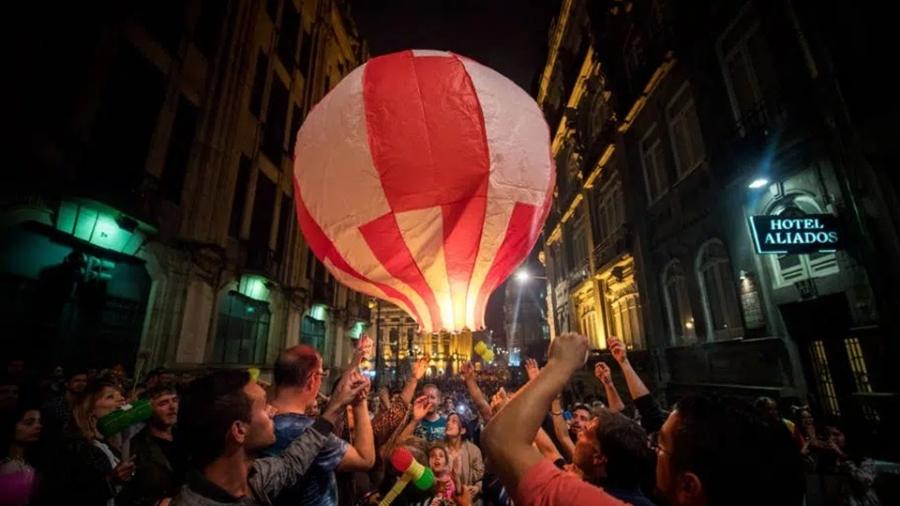 No Brasil, o costume de soltar balões foi herdado dos portugueses, que ainda mantém a tradição em cidades como o Porto (foto) - CM-Porto