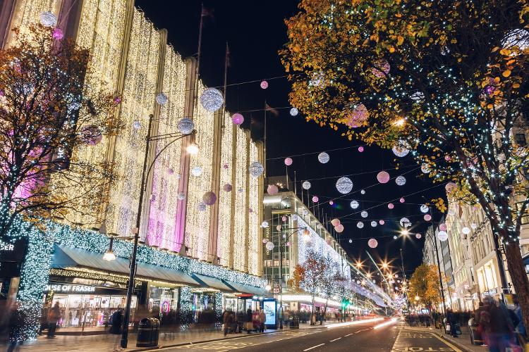 A tradicional rua comercial Oxford Street, em Londres, no Reino Unido, decorada para o Natal