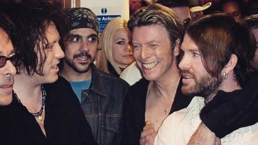 The Dandy Warhols e David Bowie na época em que saíram em turnê juntos, em 2003