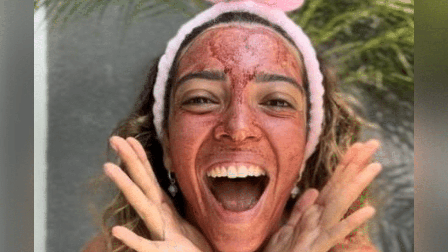 Influencer Sarah Sol recomenda o uso de sangue menstrual como máscara facial - Reprodução/Instagram