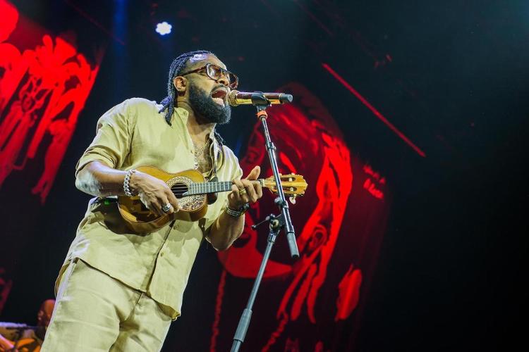 Xande de Pilares durante show no Espaço Unimed, em São Paulo, na noite de sábado (20)