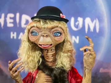 Heidi Klum diz que usou fralda por baixo da fantasia de E.T para Halloween