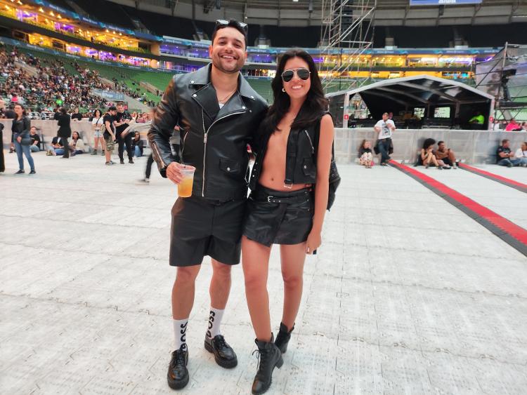 Thyago Rocha e Camila Pinheiro apostaram no couro para o show do Lenny Kravitz em São Paulo