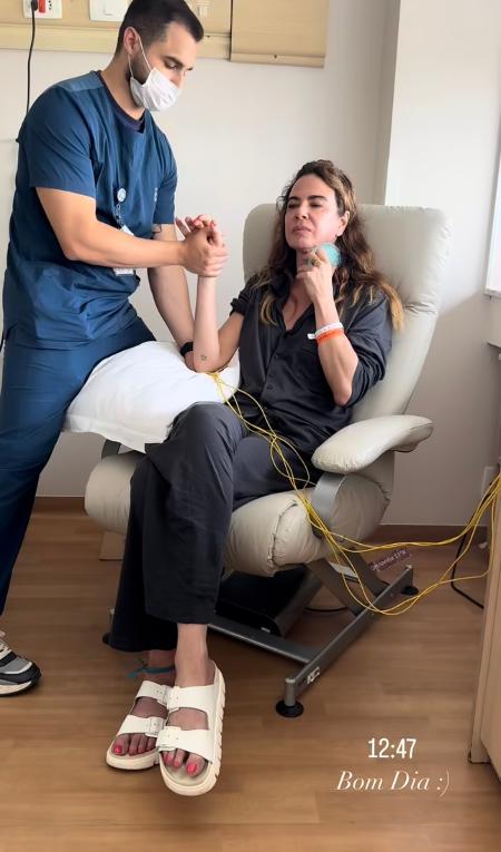 Luciana Gimenez faz fisioterapia após cirurgia de urgência Luciana Gimenez faz fisioterapia após cirurgia de urgência