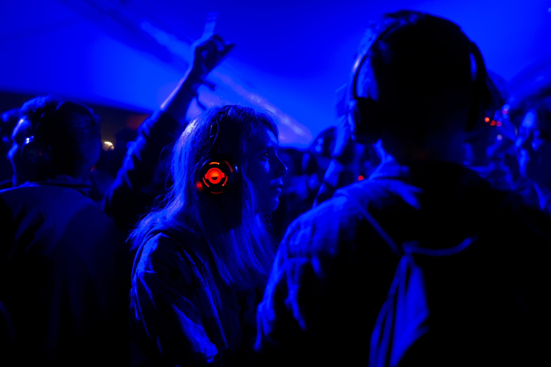 25.jun.2015 - Fãs dançam enquanto ouvem músicas em headphones em uma festa silenciosa, uma das atrações do festival Glastonbury. - Oli Scarff/AFP