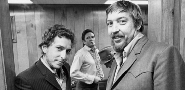 Bob Johnson (dir.) posa com Bob Dylan (esq.) e Johnny Cash (centro) - Reprodução
