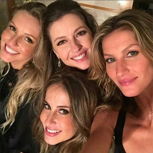 29.ago.2015 - Em sua rápida passagem pelo Brasil, Gisele Bundchen posta foto com as irmãs neste sábado