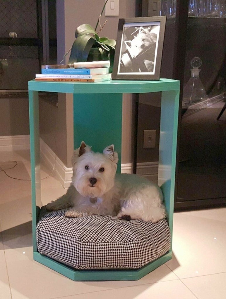 Produzida sob medida, a mesa lateral da Decor In Casa (www.decorincasa.com.br) comporta uma caminha para o pet em sua estrutura. A peça é feita de MDF com acabamento laqueado - Divulgação