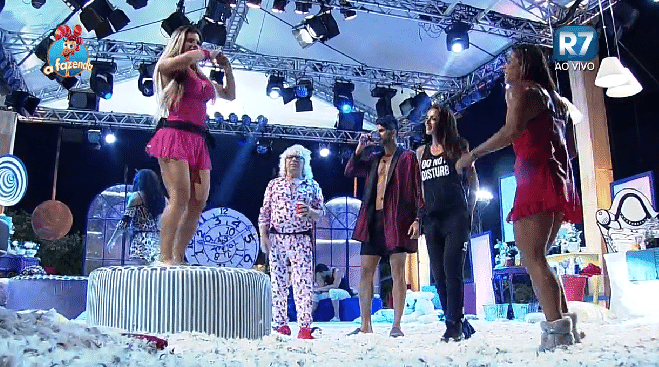 16.out.2015 - O chão foi coberto por plumas e o ambiente estava cheio de ursinhos de pelúcia, travesseiros e almofadas - Reprodução/Record