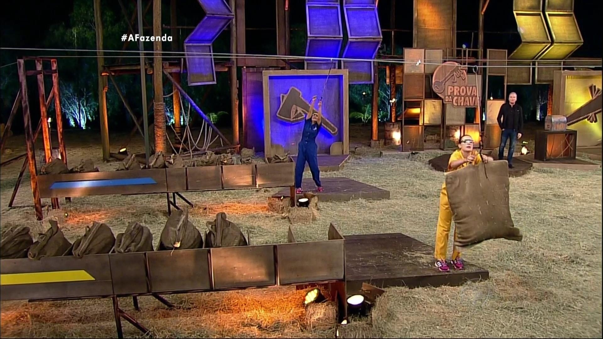 29.out.2015 - A prova da chave desta semana exigia sorte e agilidade - Reprodução/Record