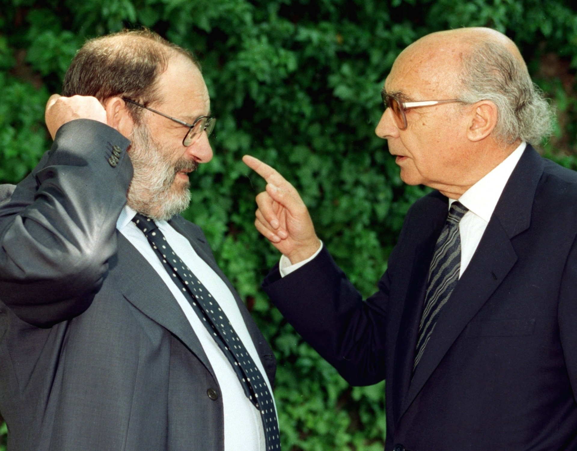 Umberto Eco conversa com o escritor português José Saramago no Monastério Real de Yuste, na Espanha em junho de 1998 - Sergio Perez/ Reuters