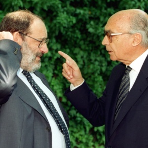 Umberto Eco conversa com o escritor português José Saramago no Monastério Real de Yuste, na Espanha em junho de 1998 - Sergio Perez/ Reuters