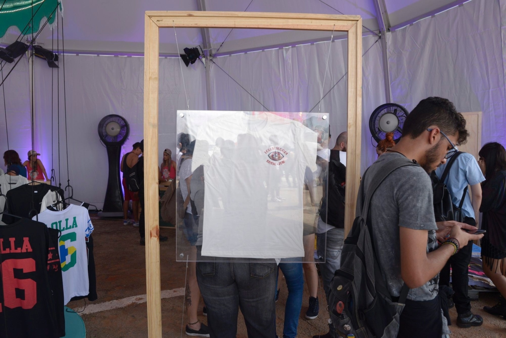 12.mar.2016 - Loja oficial do Lollapalooza Brasil 2016 vende camisetas (R$ 35 a R$ 65), capinhas de celular (R$ 15), chaveiros (R$ 15), adesivos (R$ 5), bonés e chapéus (R$ 60), squeezes (R$ 30) - Rafael Roncato/UOL