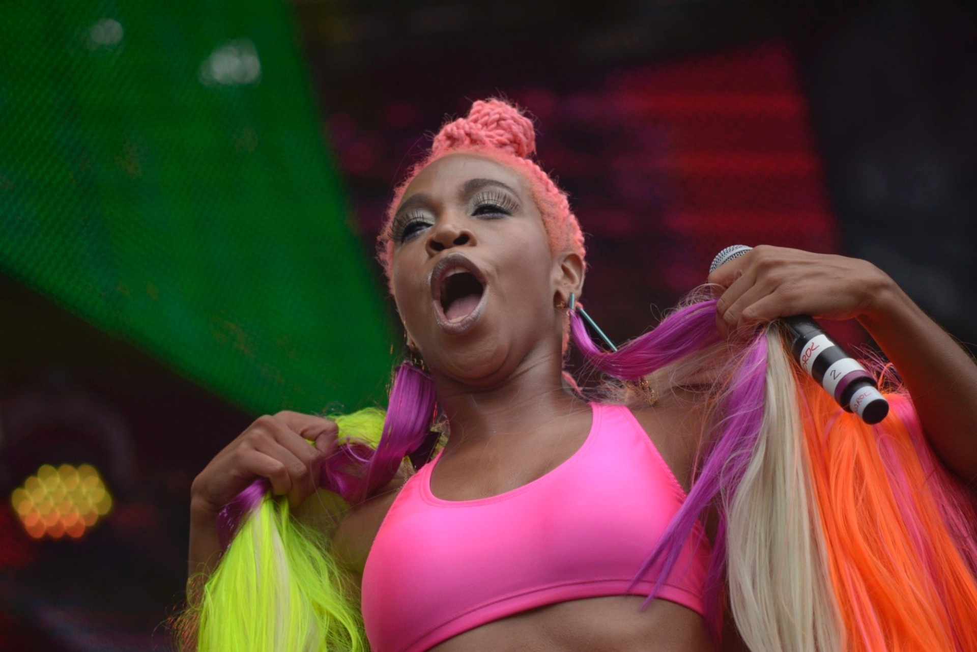 13.mar.2016 - A rapper curitibana se apresentou com público bem cheio no segundo dia do Lollapalooza Brasil 2016, no palco Trident at Perry's - Rafael Roncato/UOL