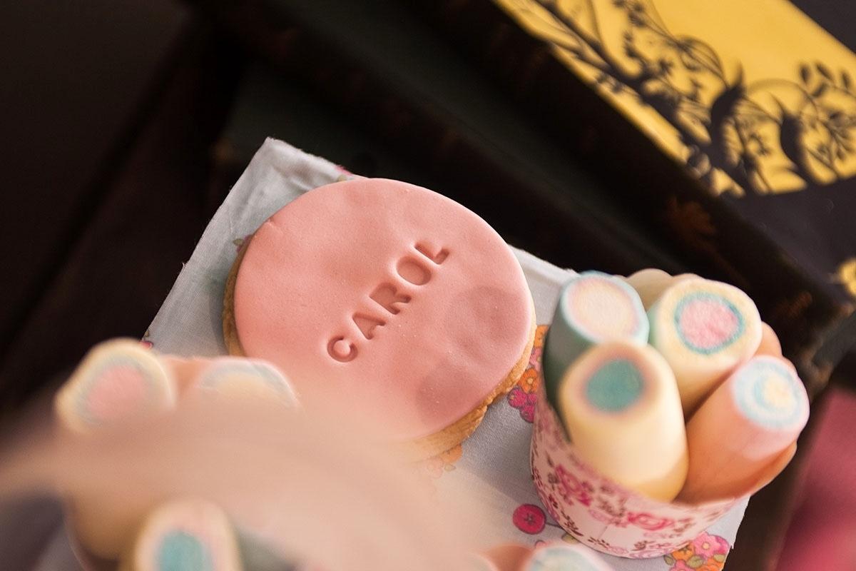 Festa de cinco anos inspirada em Rapunzel, biscoitos personalizados - Sandra Pagano/Divulgação