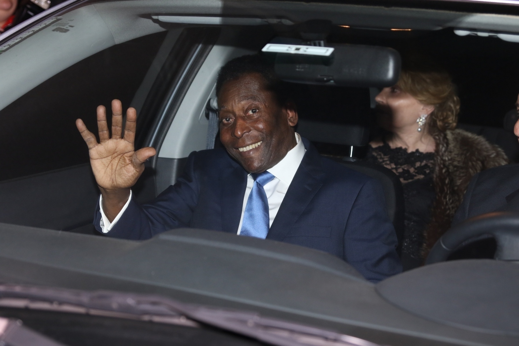 9.jul.2016 - Pelé chega a Buffet no Guarujá, litoral sul de São Paulo, onde acontece cerimônia restrita a amigos e familiares. Noiva do "rei do futebol" é a empresária Marcia Aoki, 25 anos mais jovem que ele - Manuela Scarpa e Marcos Ribas/Brazil News