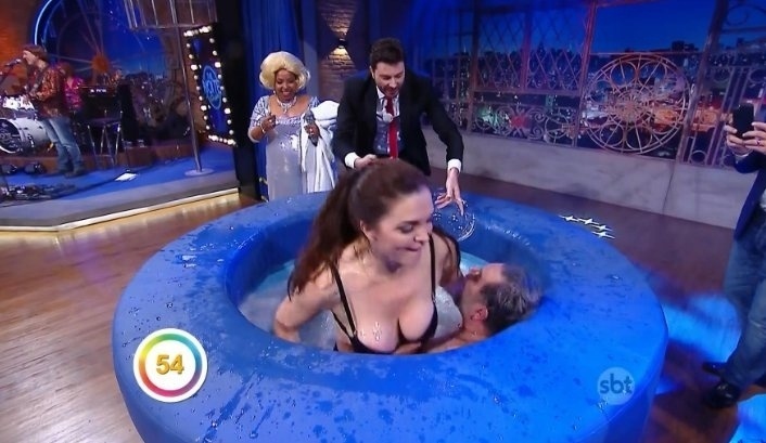 18.ago.2016 - Danilo Gentili mostra o troféu para os ganhadores inspirado nos famosos aviõezinhos de dinheiro distribuídos por Silvio Santos18.ago.2016 - Danilo Gentili apresenta "The Noite" especial 35 anos do SBT - Reprodução/SBT