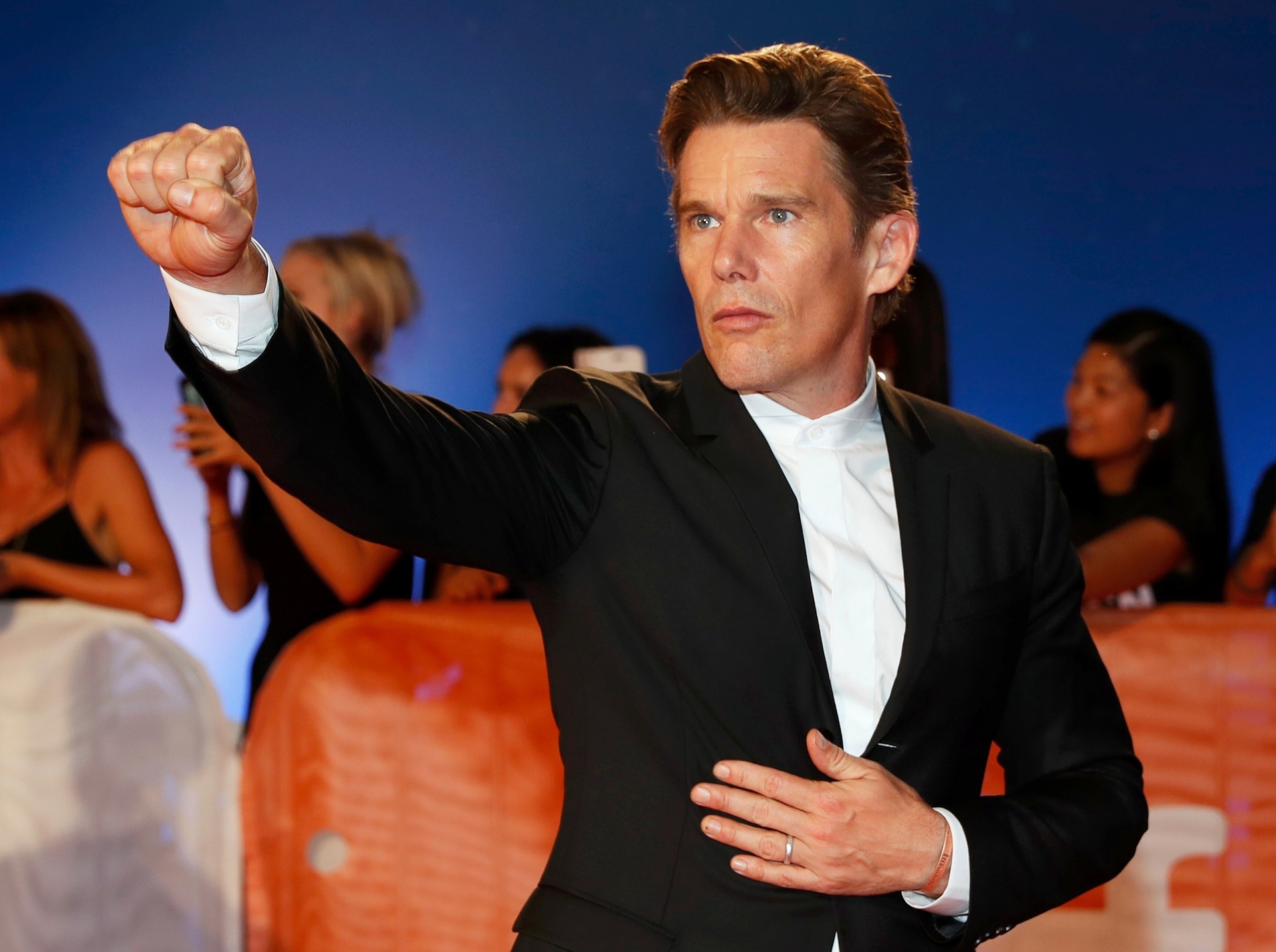 8.set.2016 - No elenco de "Sete Homens e Um Destino", filme que abriu o Festival de Toronto, Ethan Hawke posa no tapete vermelho - Mark Blinch/Reuters