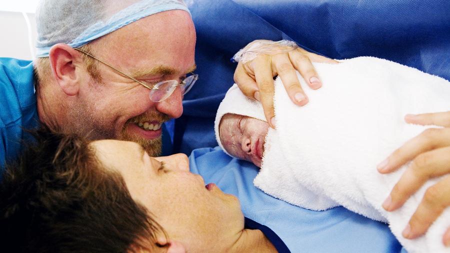 Entregar o bebê para a mulher depois de retirá-lo do ventre é um dos cuidados que tornam a cesárea mais respeitosa - Getty Images