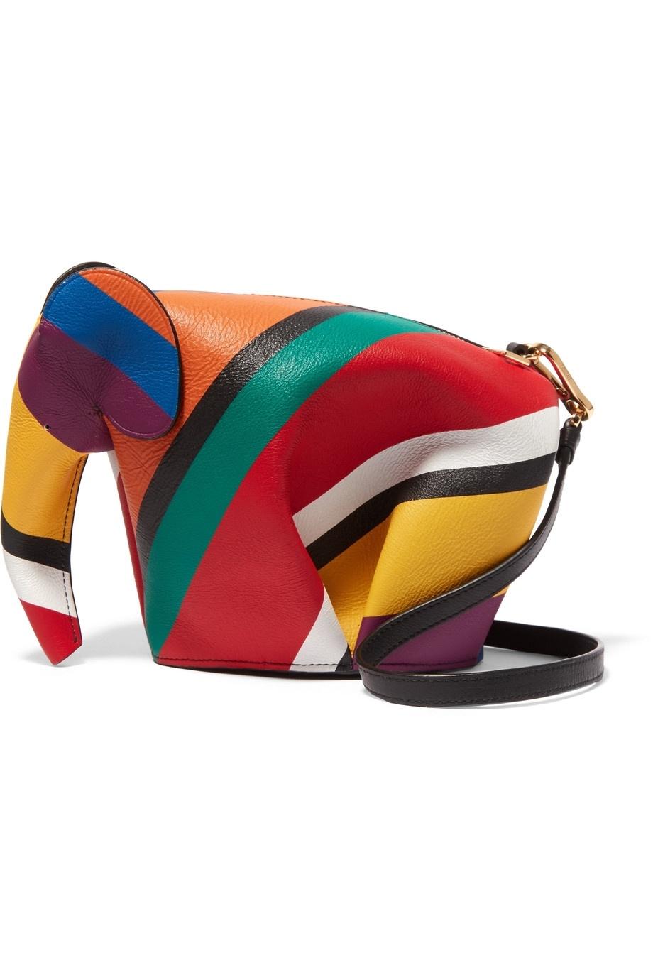 Se a festa for um tiquinho mais informal ou você for muito ousada, a bolsa de couro listrado em cores diversas e com formato de elefante é uma boa pedida. Há outras versões de acabamento, como o rosa antigo ou o azul. A peça é da Loewe  e está à venda no Net-a-Porter (www.net-a-porter.com) por US$ 1.290 ou R$ 4.192,11 (cotação do dia 30.dez.2016) - Divulgação