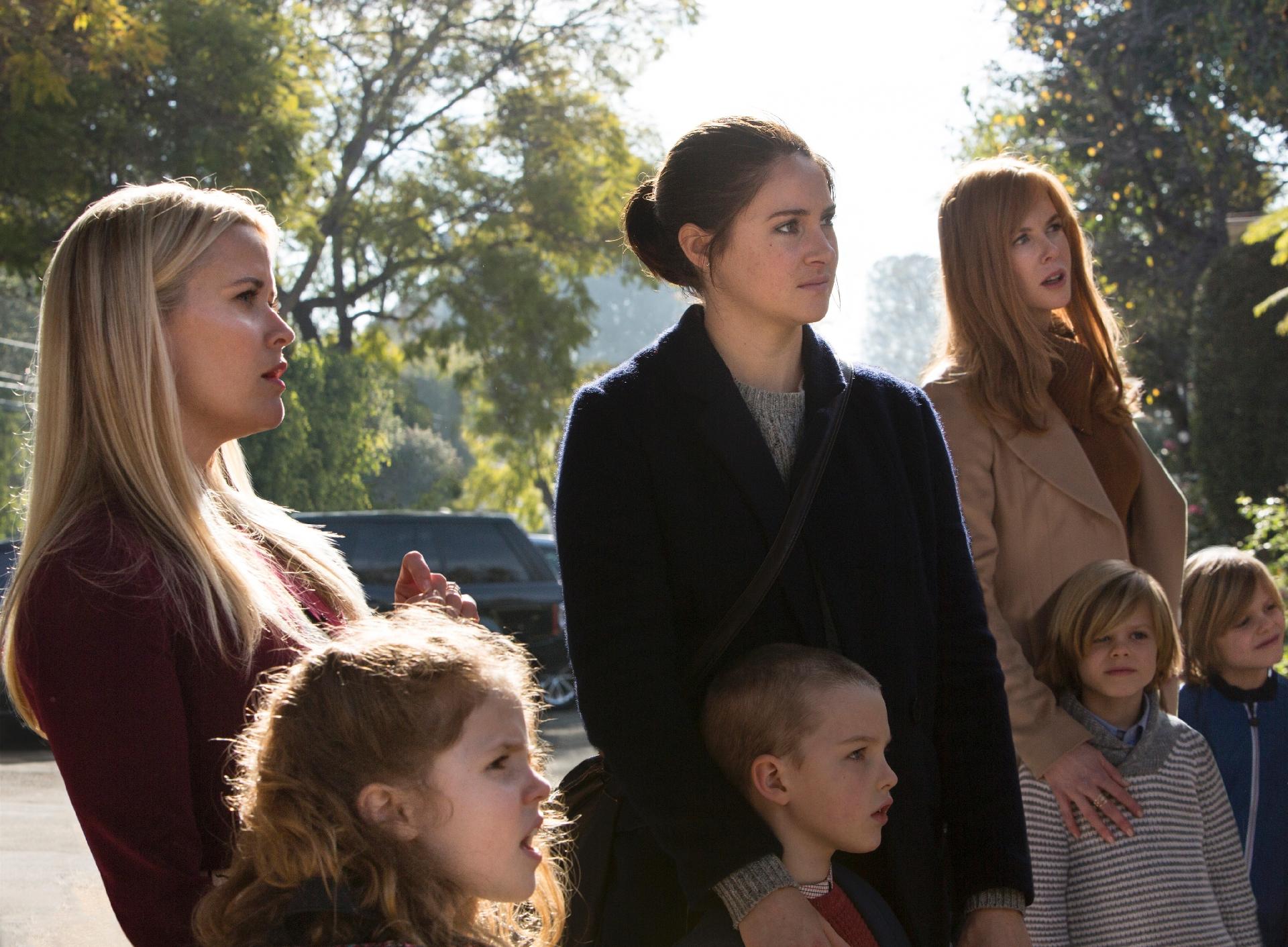 Reese Witherspoon e Darby Camp (como sua filha Chloe Mackenzie),  Shailene Woodley e Iain Armitage (como seu filho Ziggy Chapman), Nicole Kidman e seus filhos gêmeos Cameron e Nicholas Crovetti "como Josh e Max Wright) em cena de "Big Little Lies" - Divulgação/HBO