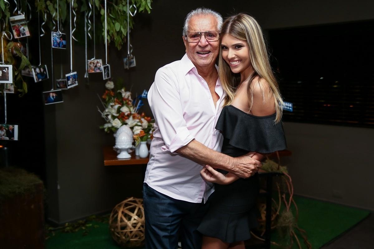 Carlos Alberto de Nóbrega se emociona em sua festa de aniversário ao posar com a filha Maria Fernanda, de 16 anos - Manuela Scarpa/Brazil News
