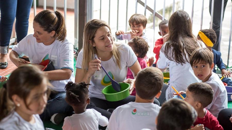 Fernanda Gentil entre as crianças atendidas pelo projeto Caslu - Divulgação