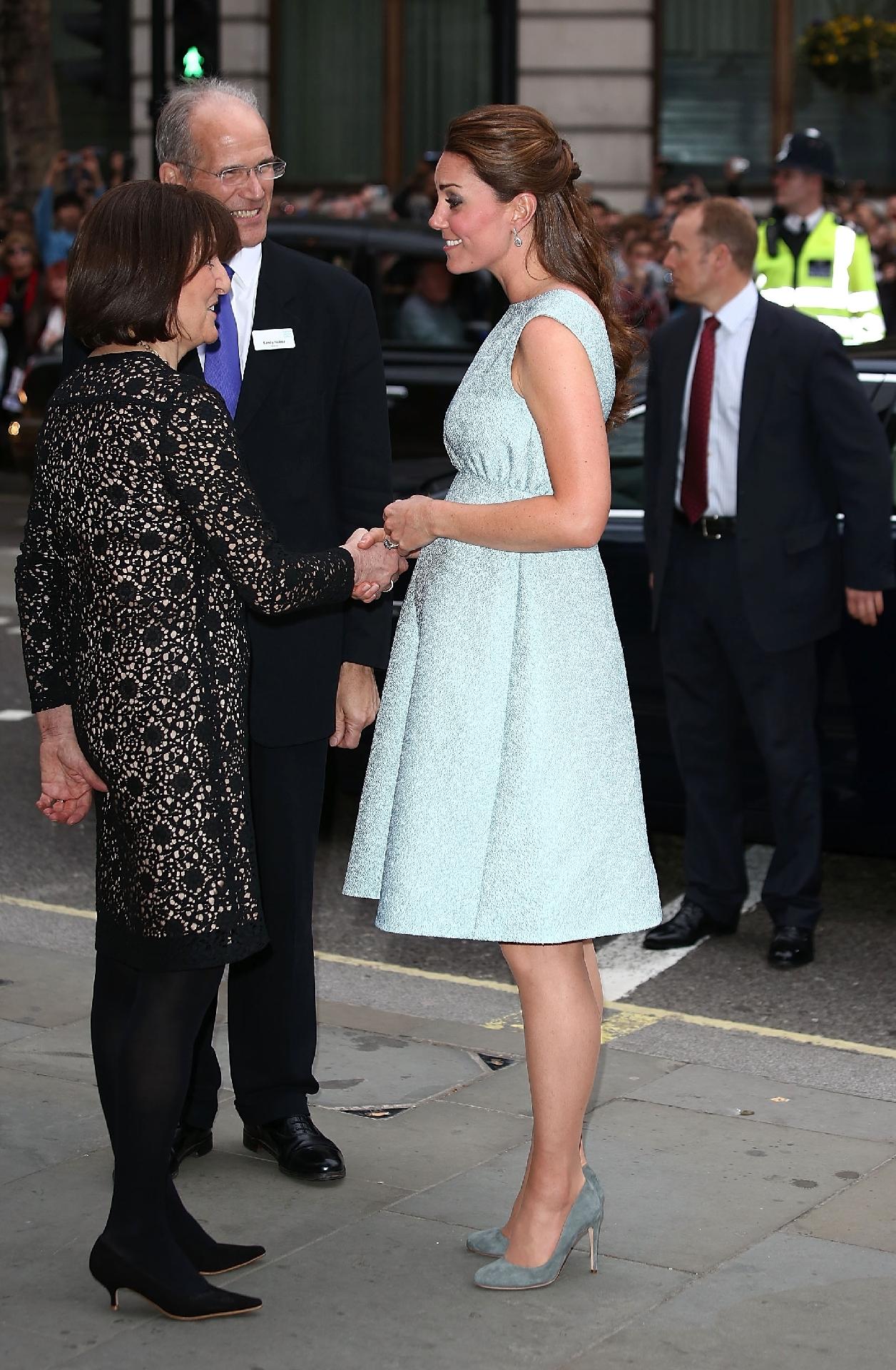 Os vestidos de cintura alta também deram as caras na gravidez do príncipe George e facilitaram produções ladylike. - Getty Images