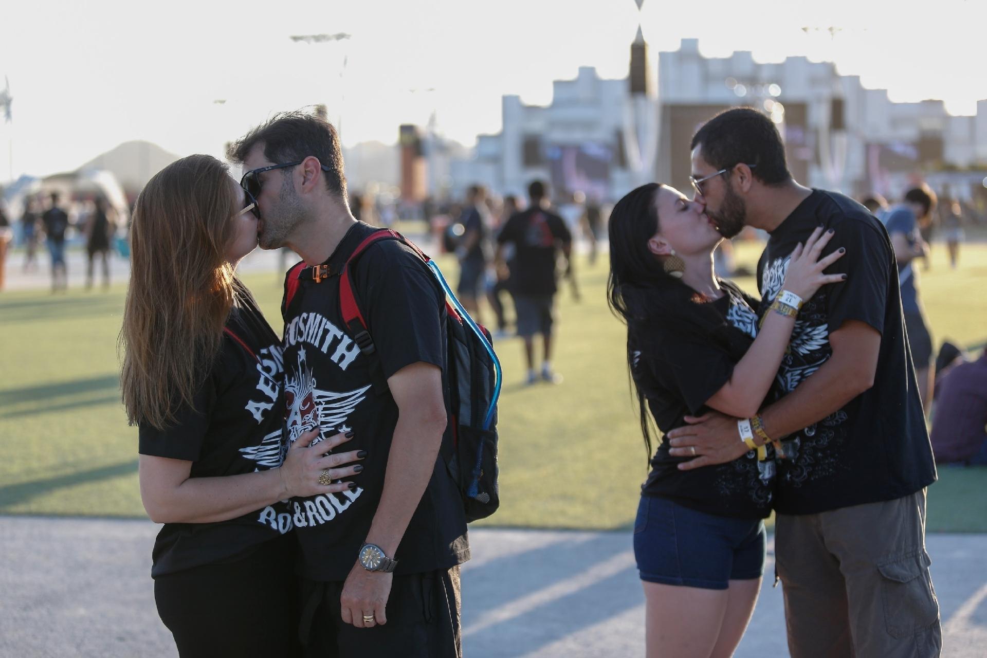 Hoje é dia de beijo, bebê! Casais apaixonados trocam beijos no quarto dia de Rock in Rio - Marcos Antonio Teixeira/UOL