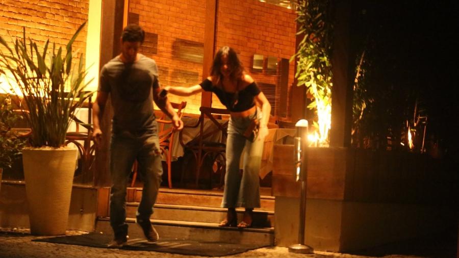 Isis Valverde flagra barata na saída de restaurante, no Rio, e se assusta - AgNews