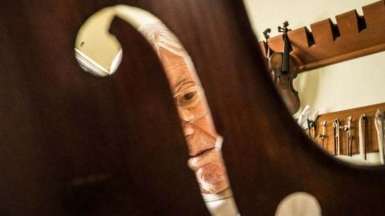 Para luthiers capacitados, é importante não se deixar seduzir por histórias sobre supostas origens dos instrumentos que queiram comprar - Leonardo Coelho/BBC Brasil - Leonardo Coelho/BBC Brasil