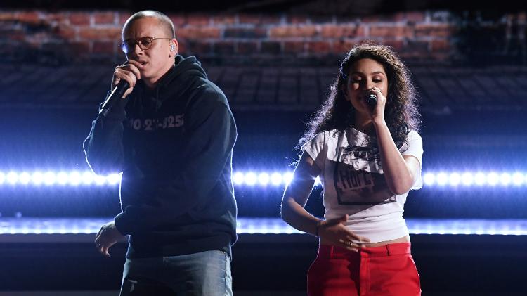 Logic e Alessia Cara se apresentam no palco do Grammy 2018 - Getty Images - Getty Images