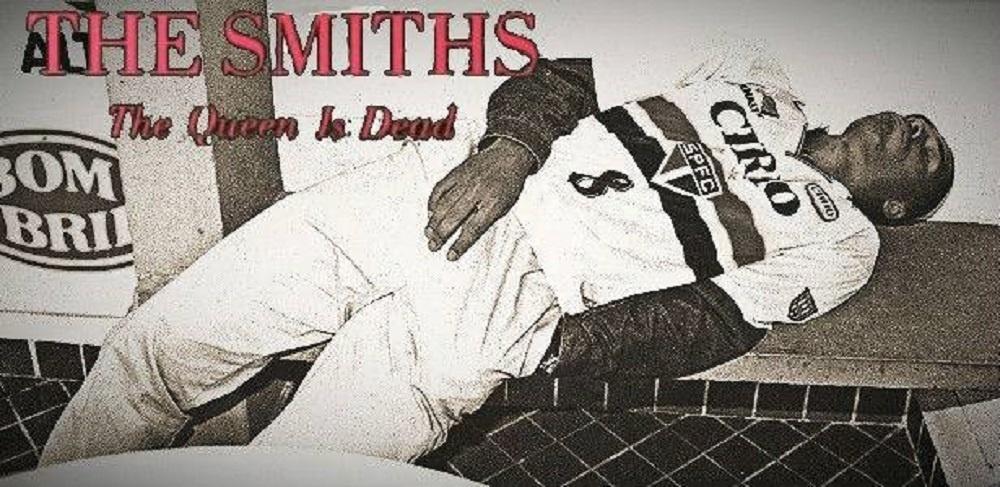 Em 1999, o zagueiro Paulão passou mal e desmaiou durante sua apresentação no São Paulo. Seu corpo estendido no banco, como se estivesse morto, lembra o do ator Alain Delon em "The Queen Is Dead", dos Smiths. - Reprodução/Facebook