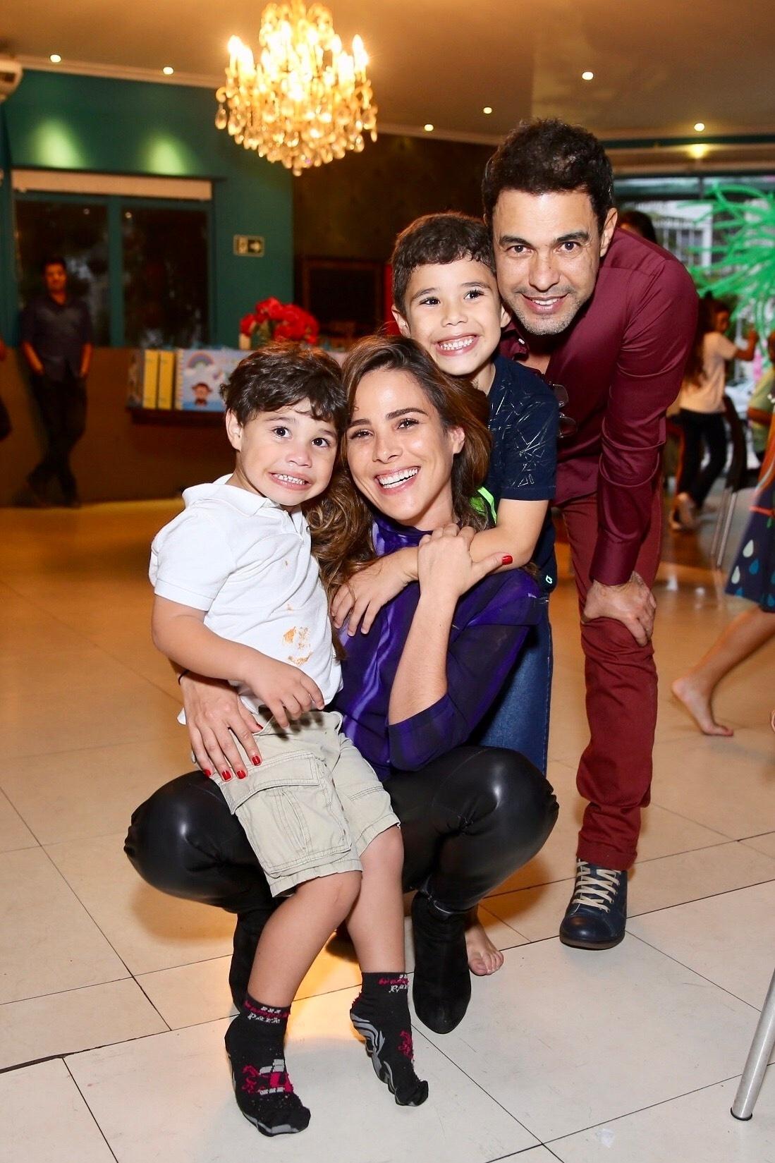 Wanessa Camargo posou ao lado dos filhos João Francisco e José Marcus e do pai, o cantor Zezé di Camargo - Manuela Scarpa/Brazil News