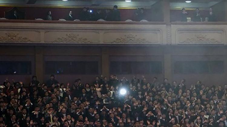 Centenas de pessoas compareceram à casa de shows para ver os artistas da Coreia do Sul - EPA - EPA