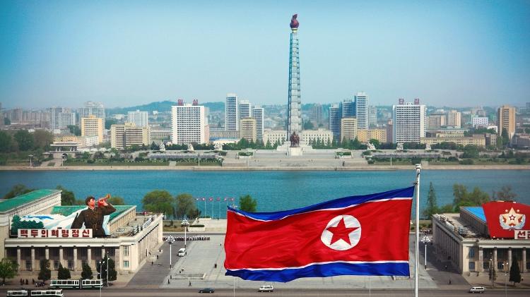 Visão panorâmica de Pyongyang, com a torre Juche ao fundo