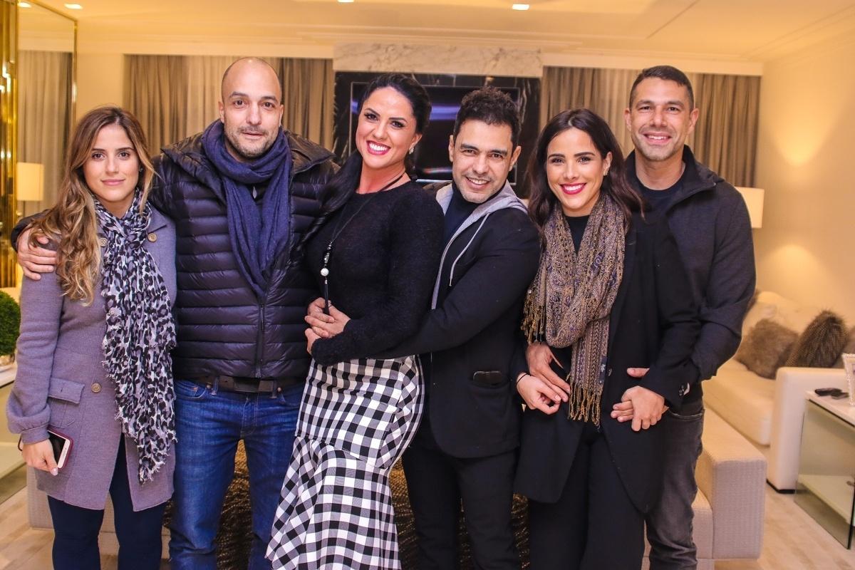 Acompanhadas dos maridos, Camilla Camargo e Wanessa posam com o pai Zezé Di Camargo e Graciele Lacerda em jantar para comemorar o aniversário de 56 anos do cantor em São Paulo - Ag.News