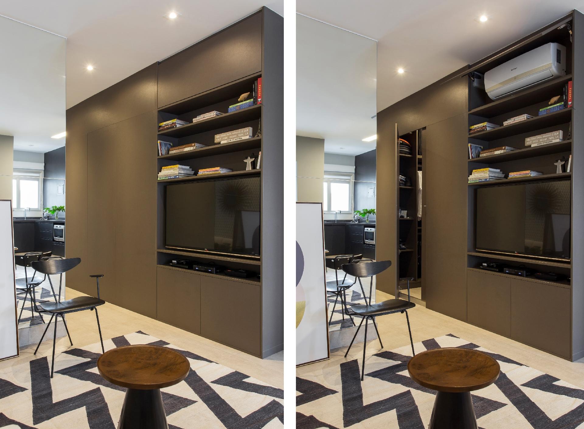 Neste estúdio de 29 m², todas as soluções projetadas pelo arquiteto Robert Robl foram sob medida. A marcenaria executada pela SCA Jd. Europa concentra a TV da sala, esconde os equipamentos de som, ar-condicionado, tem espaço para livros e documentos, além de ocultar a porta de acesso ao closet - Thiago Travesso | Divulgação
