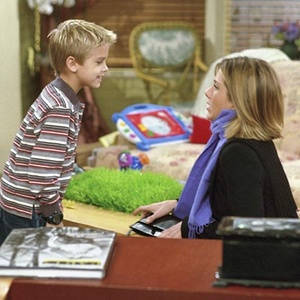 Cole Sprouse e Jennifer Aniston em cena de "Friends" - Reprodução - Reprodução