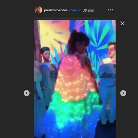 Paula Fernandes usa capa colorida no Réveillon  - Reprodução/Instagram/@paulafernandes