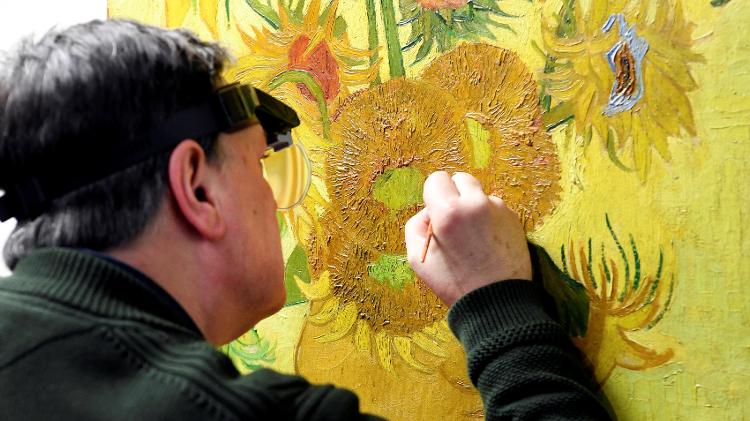 Restaurador trabalha na obra de Van Gogh, no museu do artista em Amsterdã  - Piroschka van de Wouw/Reuters - Piroschka van de Wouw/Reuters