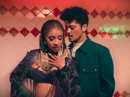 Cardi B e Bruno Mars no clipe de "Please Me" - Reprodução/YouTube