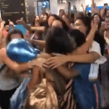 Carol Peixinho é recebida por multidão em aeroporto de Salvador - Reprodução/Instagram