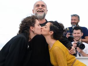 Karim Ainouz posa com as atrizes Julia Stockler e Carol Duarte, estrelas de "A Vida Invisível de Eurídice Gusmão" - Stephane Cardinale - Corbis/Corbis via Getty Images - Stephane Cardinale - Corbis/Corbis via Getty Images
